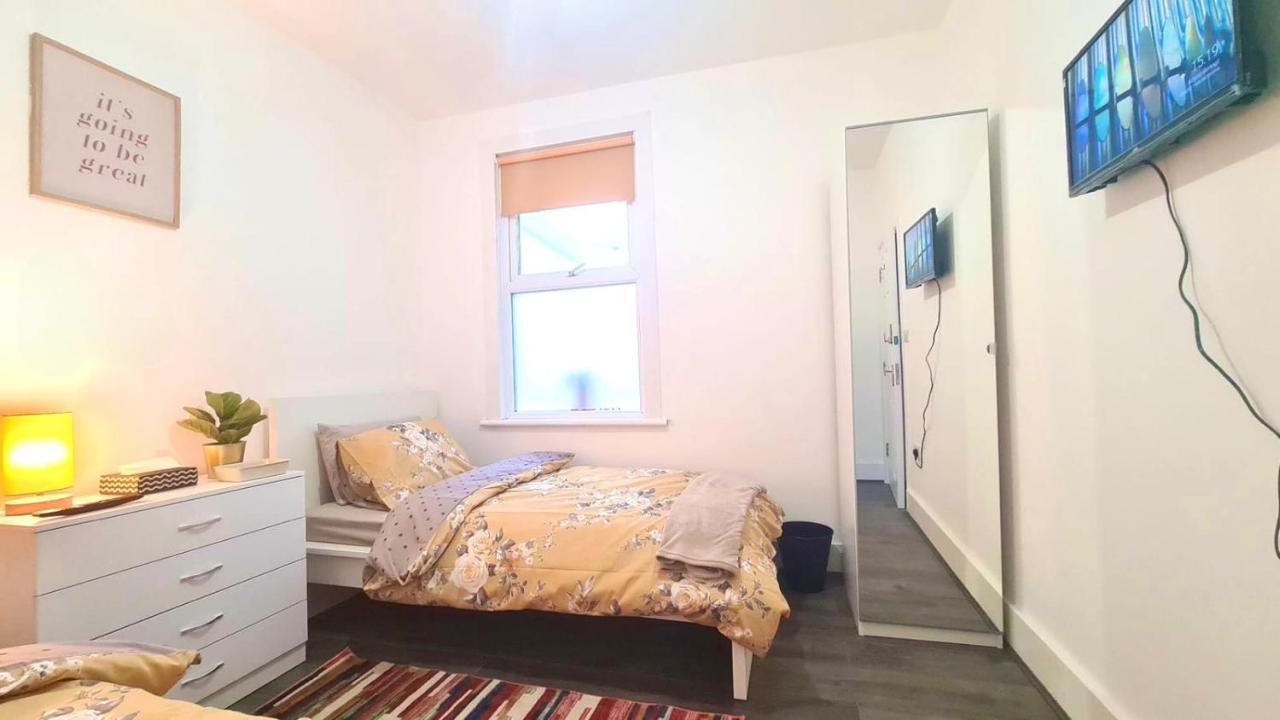 Deluxe Private Room In Manor Park Londres Exterior foto