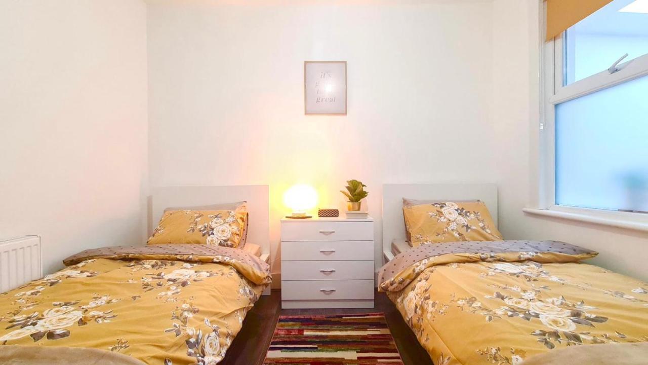 Deluxe Private Room In Manor Park Londres Exterior foto